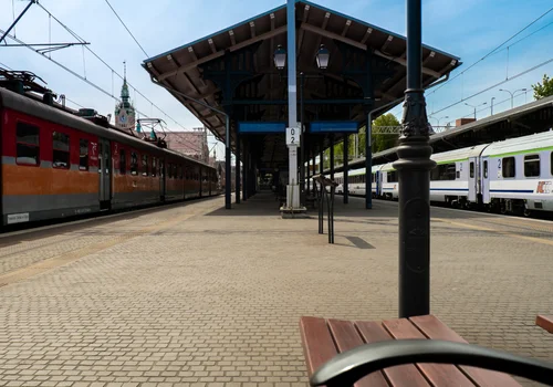 Zmiana czasu na zimowy: Te środki transportu staną na godzinę! Ważna informacja dla pasażerów