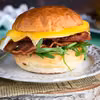 Burger z jajem sadzonym