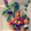 Ziemniaczane gnocchi z szynką parmeńską, pomidorami i świeżą bazylią