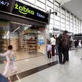 Pierwsza Żabka Nano na polskim lotnisku ucieszy pasażerów! Szybkie zakupy przed wylotem bez kolejek i kas