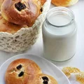 Bułeczki drożdżowe z rodzynkami