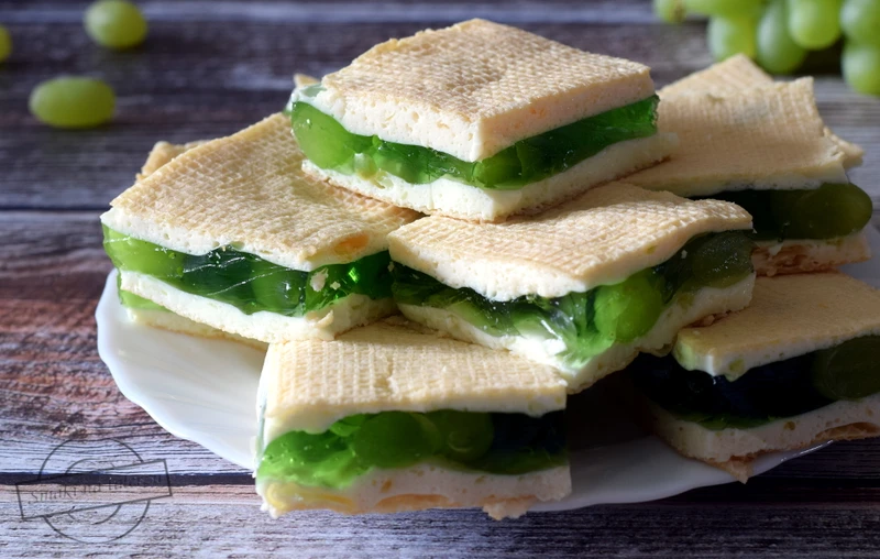 Wafle z galaretką i jogurtową pianką