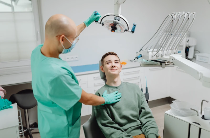 Leczenie u dentysty bez wysokich rachunków – jak działają kliniki uniwersyteckie?