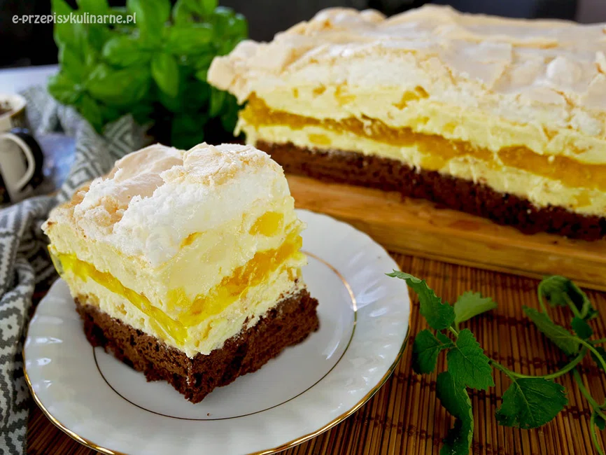 Ciasto Paź Królowej – ciasto czekoladowe z kremem ananasowym i bezą