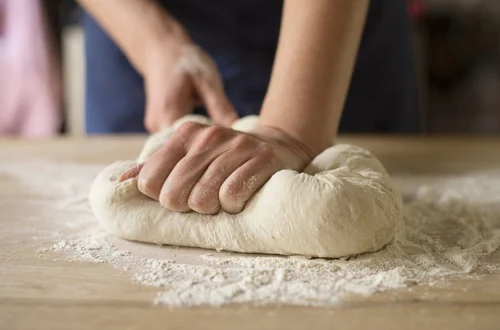 Jak sprawdzić, czy ciasto jest dobrze wyrobione? Zrób „test szyby”