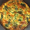 Tarta na kalafiorowym cieście z groszkiem i szpinakiem
