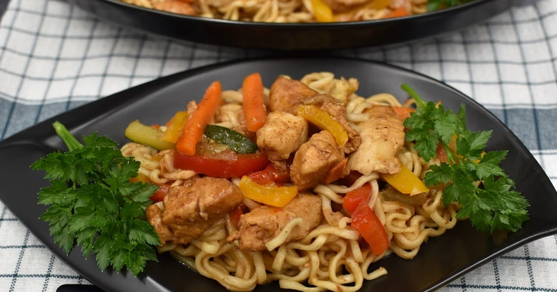 Chow Men z warzywami i kurczakiem