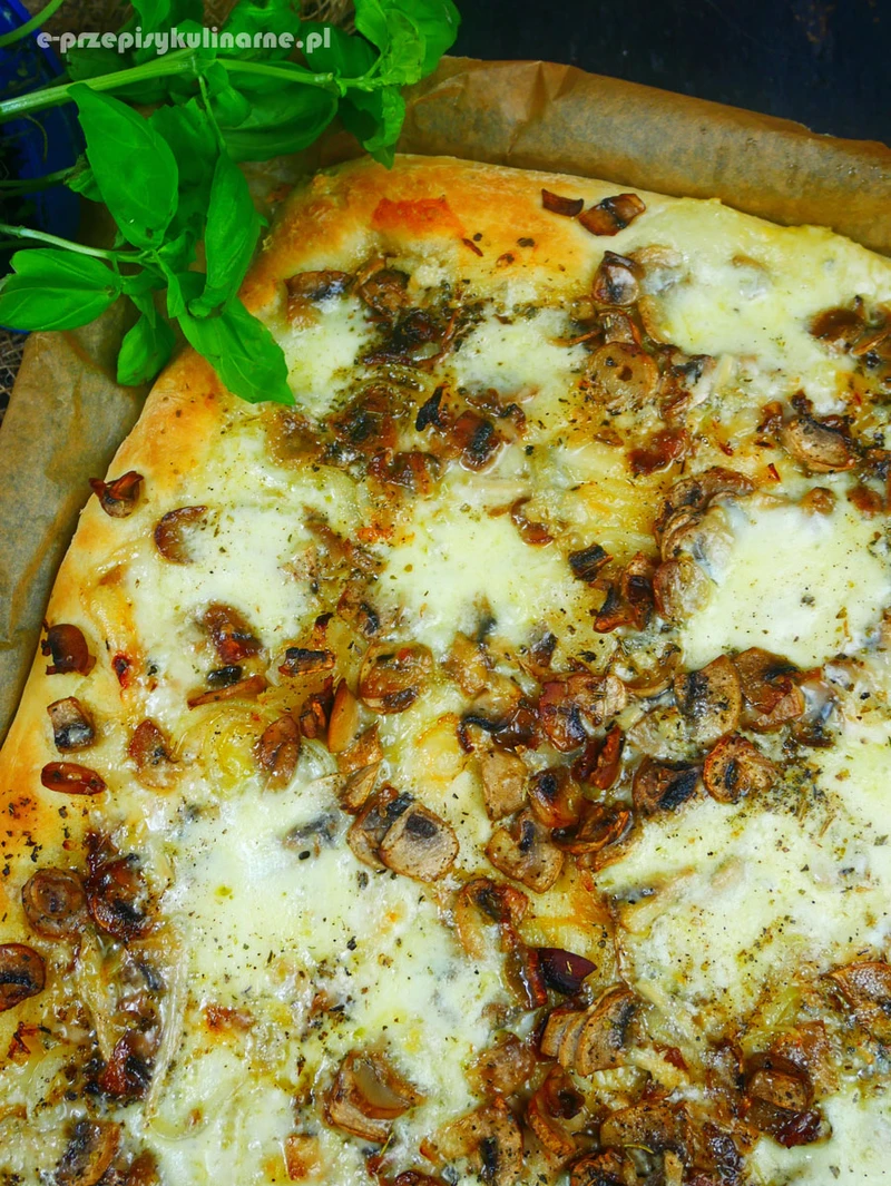 Pizza bianca z pieczarkami i mozzarellą