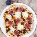 Jesienna pizza z figami i serem kozim