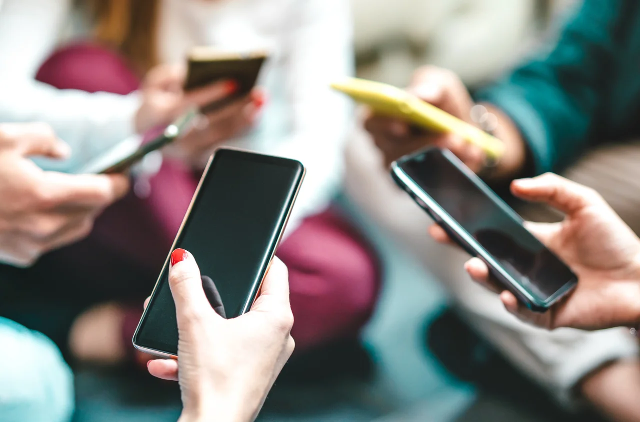 Gdy inni zakazują telefonów, oni zachęcają! Ten kraj idzie pod prąd i osiąga rekordowe wyniki!