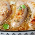 Biała kiełbasa pieczona w piwie
