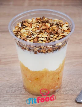 Jogurt naturalny z gruszką i prażonymi płatkami owsianymi