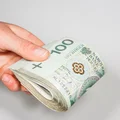 1300 zł przez dwa lata za NIC nierobienie? Dochód bezwarunkowy w Polsce