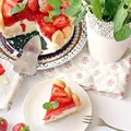 Prosty tort jogurtowy z truskawkami (bez pieczenia)