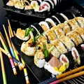 futomaki i uramaki z tuńczykiem i łososiem