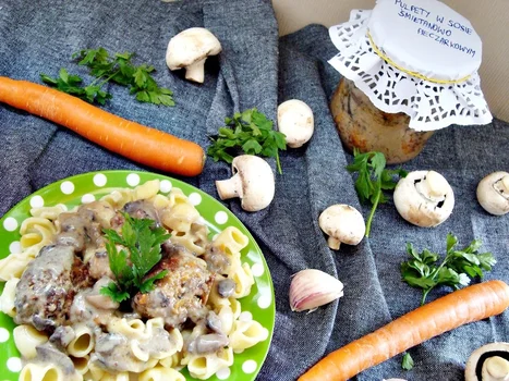 Fit pulpeciki w sosie jogurtowym z pieczarkami - szybki obiad ze słoika