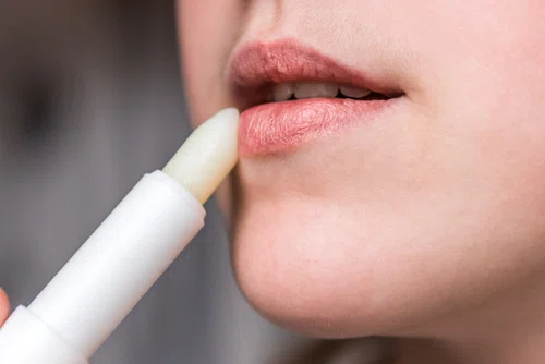 9 nieznanych zastosowań pomadki do ust – będziesz w szoku!