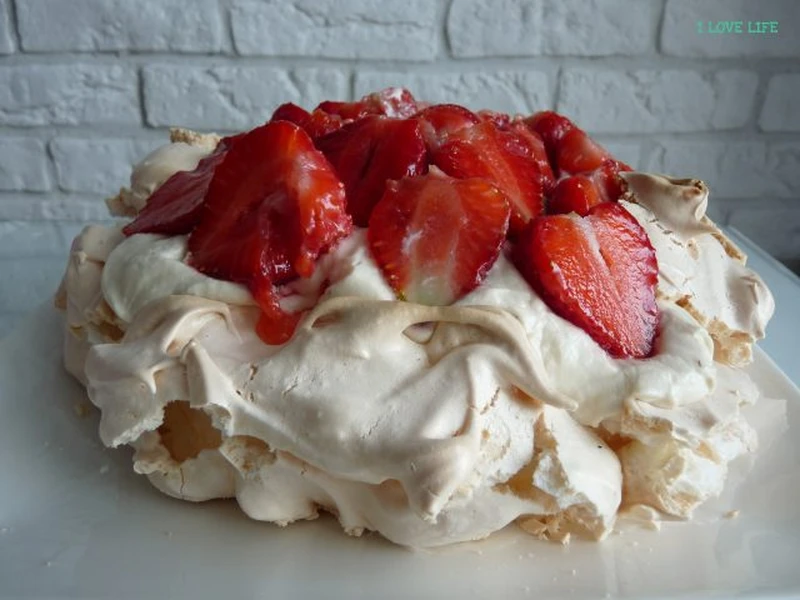 Pavlova z kremem kawowym i truskawkami