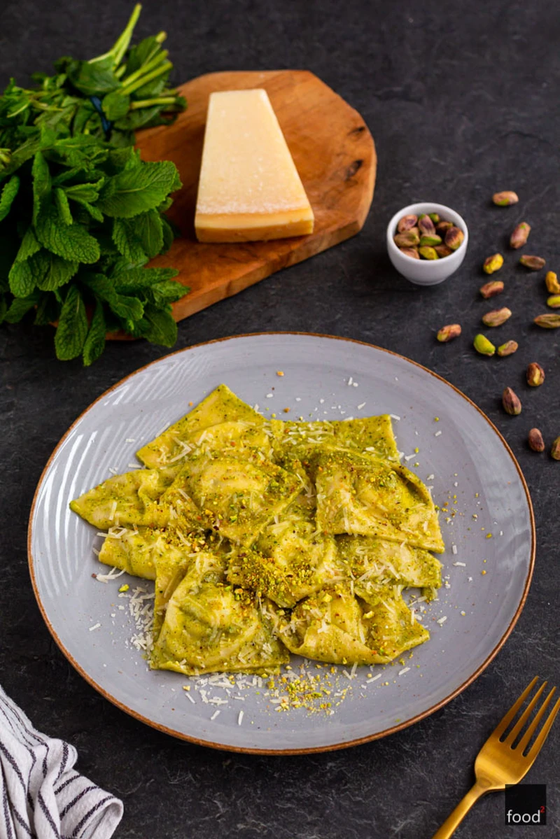 Ravioli z ricottą, miętą i pesto pistacjowym - food²