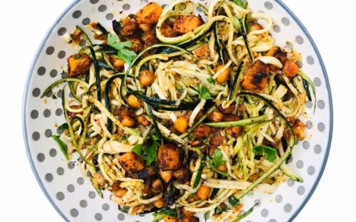 Spaghetti z cukinii z pieczoną cieciorką i batatem