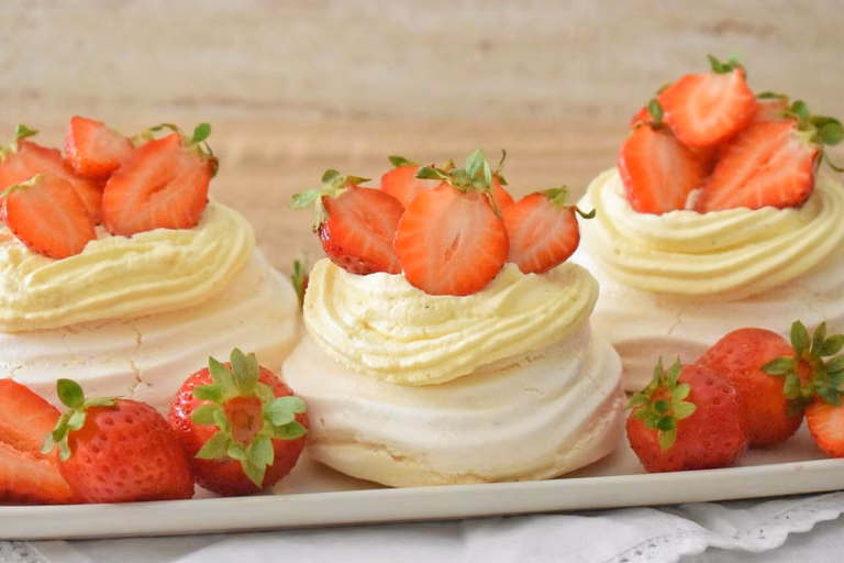 Mini beza pavlova z kremem chantilly i truskawkami