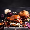 Burger z pieczoną wołowiną z miso i karmelizowaną śliwką