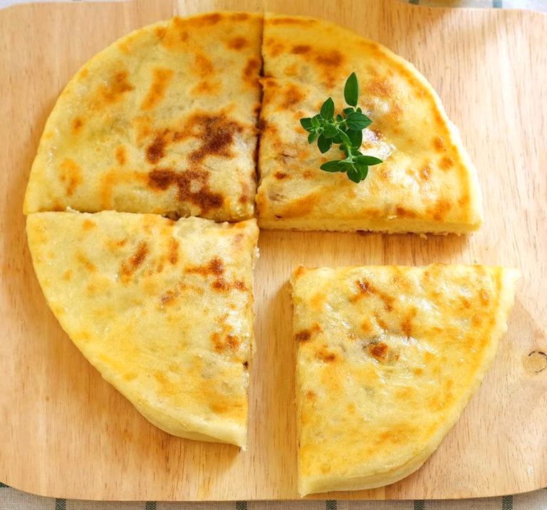 Chaczapuri z farszem ziemniaczano-twarogowym