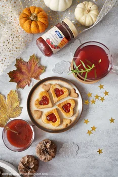 Ciasteczka z truskawkowym dżemem i aromatyczną korzenną nutą