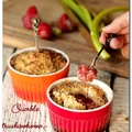 Kokosowe crumble z truskawkami i rabarbarem