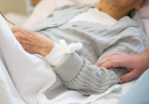 "Prawie 2000 zł renty za picie?” Media grzmią, ale prawda jest zupełnie inna