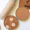 Puder, bronzer i podkład couleur caramel - naturalne zdrowe kosmetyki