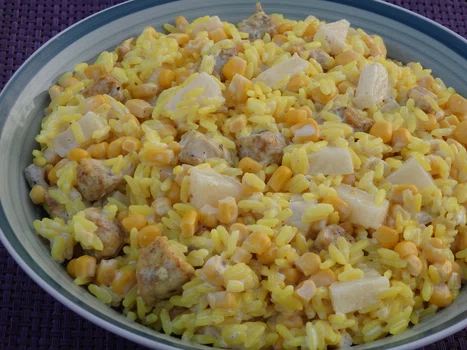 Żółta sałatka ryżowa z kurczakiem