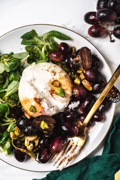 Burrata z winogronami i pistacjami