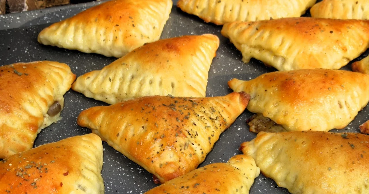 pieczone pierożki z ciasta drożdżowo twarogowego nadziewane pieczarkami i serem +FILM