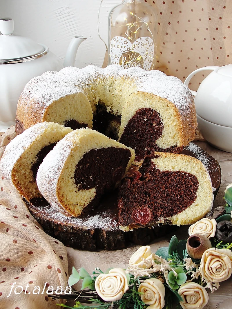 Babka z wiśniami i herbatą