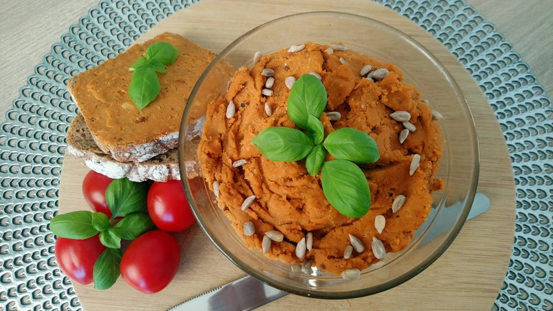 Pasta z soczewicy, suszonych pomidorów i słonecznika