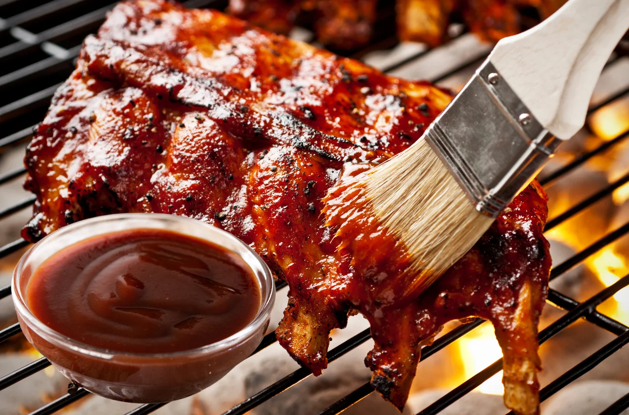 Zrób własny sos BBQ w 10 minut. Lepszy niż sklepowy, idealny do żeberek i karkówki!