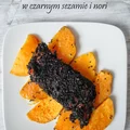 Pieczony pstrąg łososiowy w czarnym sezamie i glonach nori
