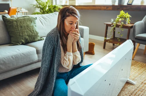 Ciągle marzną Ci dłonie i stopy? To może być pierwszy sygnał niedoboru żelaza lub jodu!