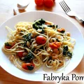 Spaghetti ze szpinakiem, krewetkami i pomidorkami
