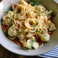 PIĄTEK: SPAGHETTI Z PIECZONYM KALAFIOREM W SOSIE POMIDOROWYM