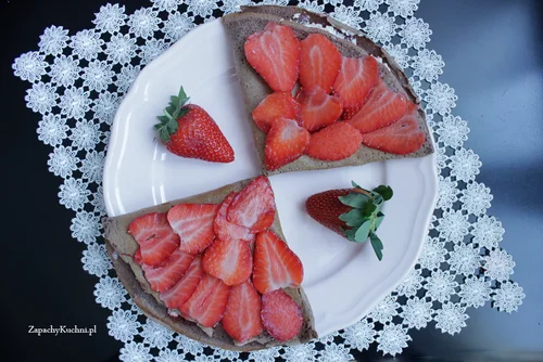 NALEŚNIKI KAKAOWE Z TWAROGIEM I TRUSKAWKAMI- 257 KCAL