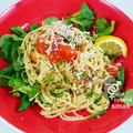 delikatne spaghetti z wędzonym łososiem i szczypiorkiem