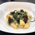 Domowe gnocchi w sosie szpinakowym z fetą