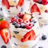 Trifle z owocami lata
