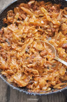 Bigos z młodej kapusty z boczkiem, kiełbasą i pieczarkami