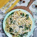 Makaron ze szpinakiem, orzechami i grana padano