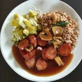 Szybki, tani, smaczny obiad – kiełbasa w sosie pieczeniowym z kaszą gryczaną