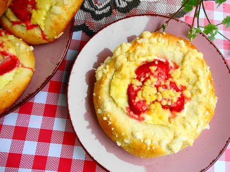 Drożdżówki z twarogiem i kruszonką.