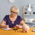 Dodatek osłonowy: czy 13. i 14. emerytura wlicza się do dochodu netto?